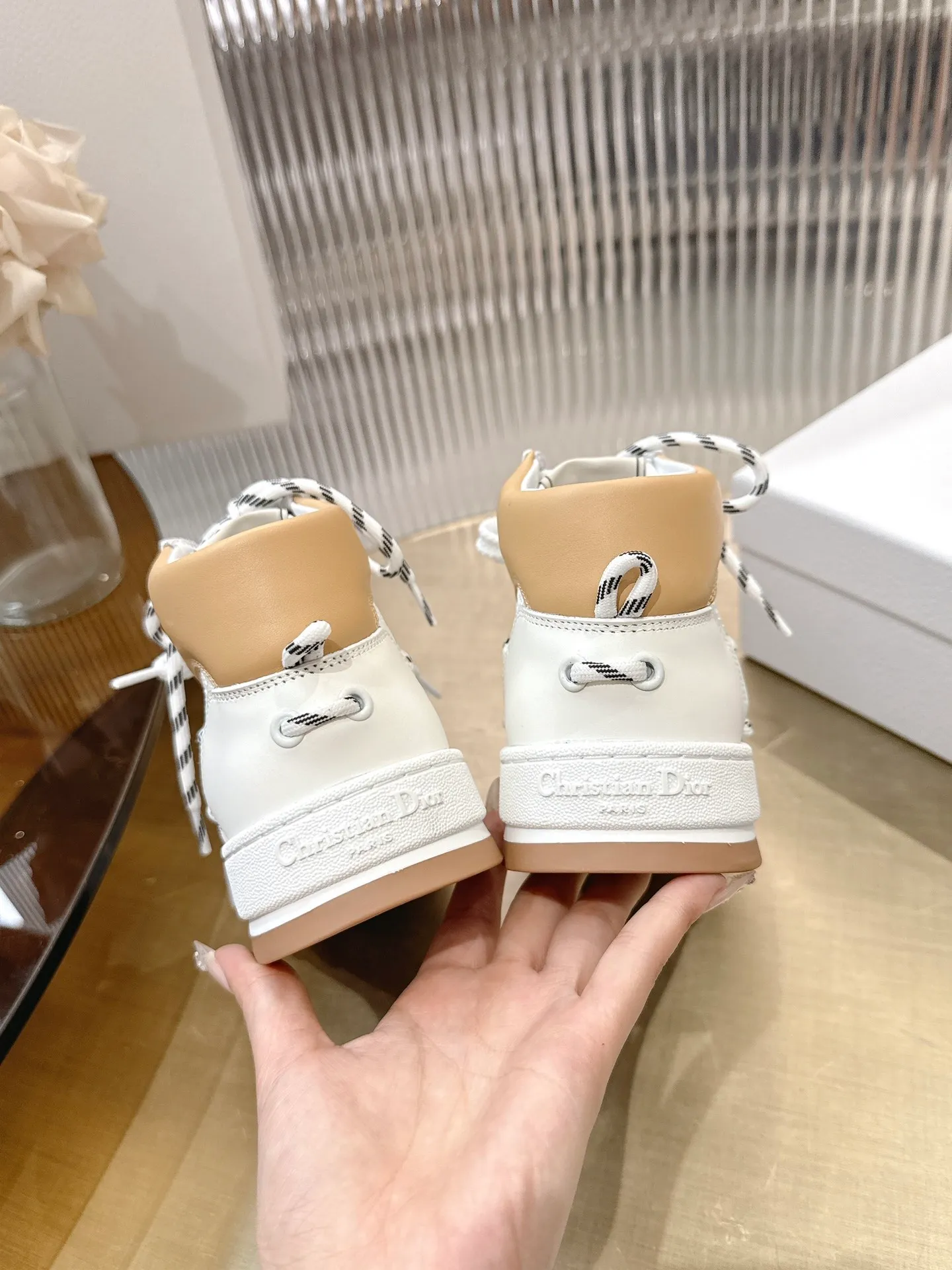 👟👟Ex-factory price 740👟👟 (Top version) Couple model Dior, C’est 25 new college style casual fashion high-top sneakers, showing eye-catching and fashionable style. Carefully crafted, the hollow design on the side of the upper is super fashionable, and the details also add a touch of elegance. The lightweight two-tone sole offers exceptional comfort and sporty style. Can add a stylish touch to any casual look. The tongue and sole are decorated with the Christian Paris logo, and the cowhide design is styled. Women's size 35-44